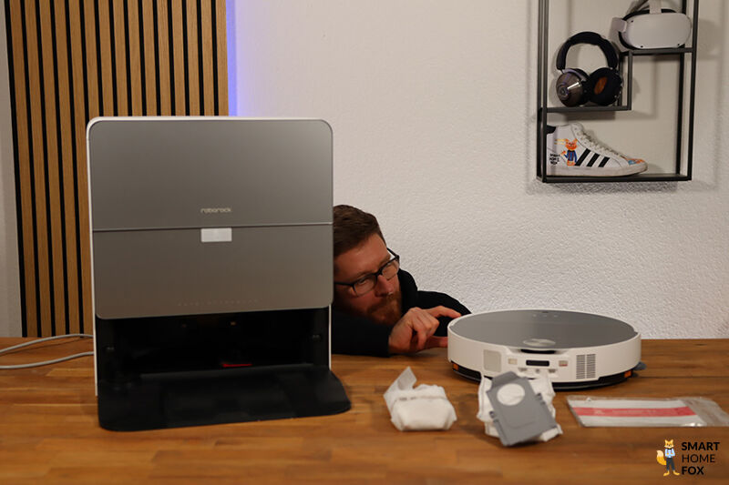 Der Roborock Saros 10 wird mit einem Lineal ausgemessen.